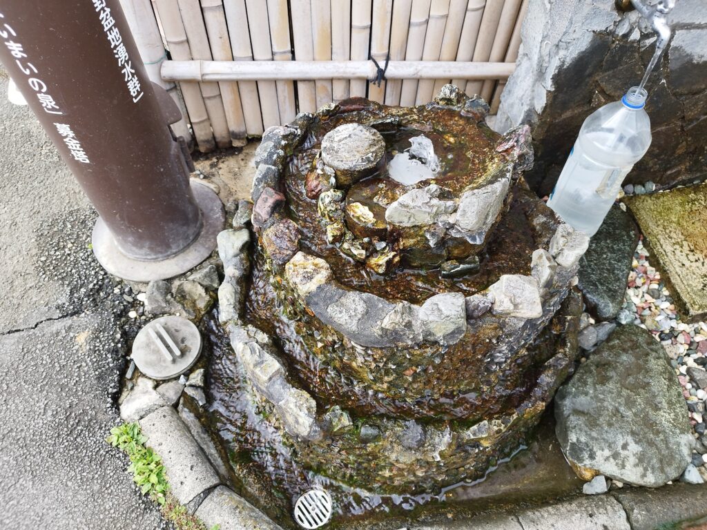 神奈川県秦野市にあるまいまいの泉